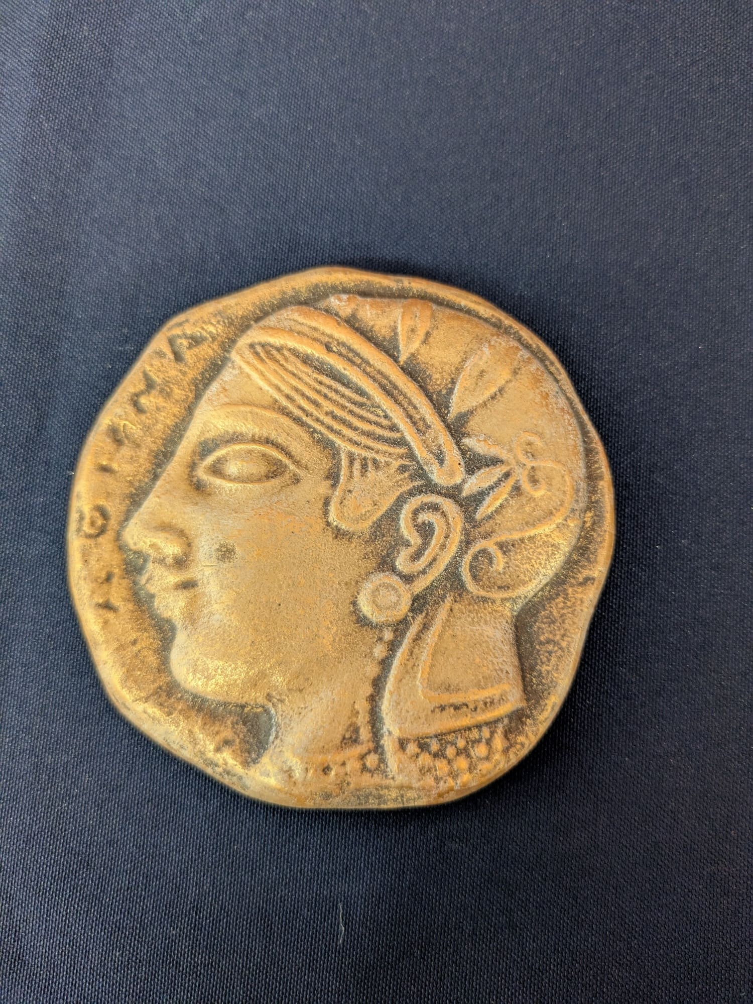 Athena (petit médaillon aimanté) – Beige, finition noire